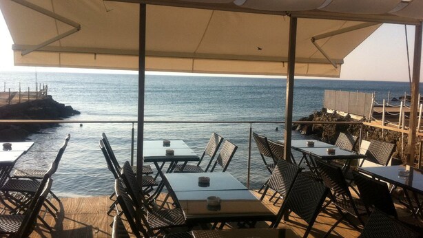An outdoor dining area with tables and chairs overlooking the sea. - Hotel Splendid (Diano Marina)