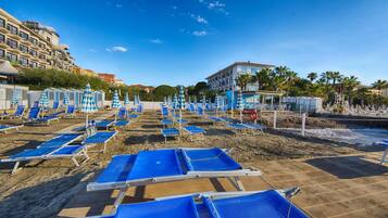 Plage privée à proximité, chaises longues, parasols, bar de plage