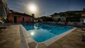 Piscina stagionale all'aperto, lettini