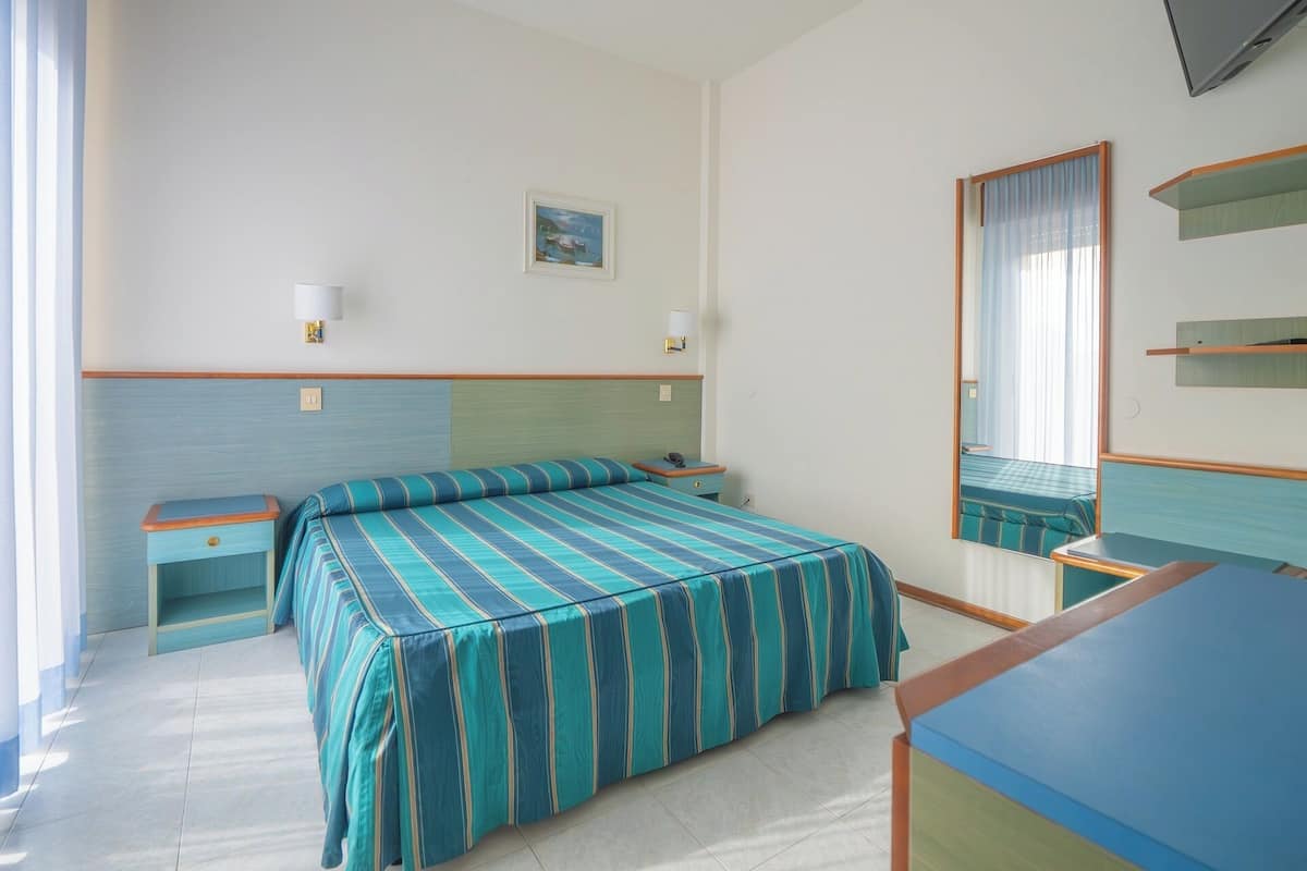 Tweepersoonskamer, kamers met tussendeur | Select Comfort-bedden, een kluis op de kamer, een bureau