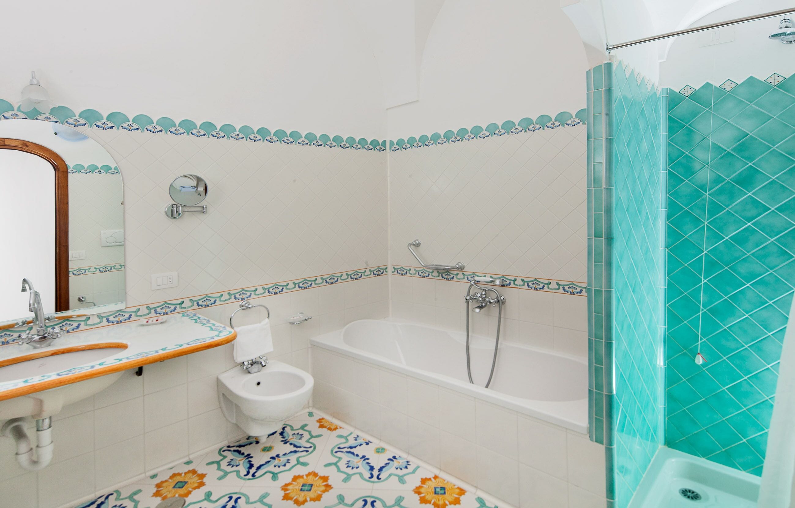 quadruple room | bathroom | combined shower/bathtub, free toiletries, hair dryer, bidet