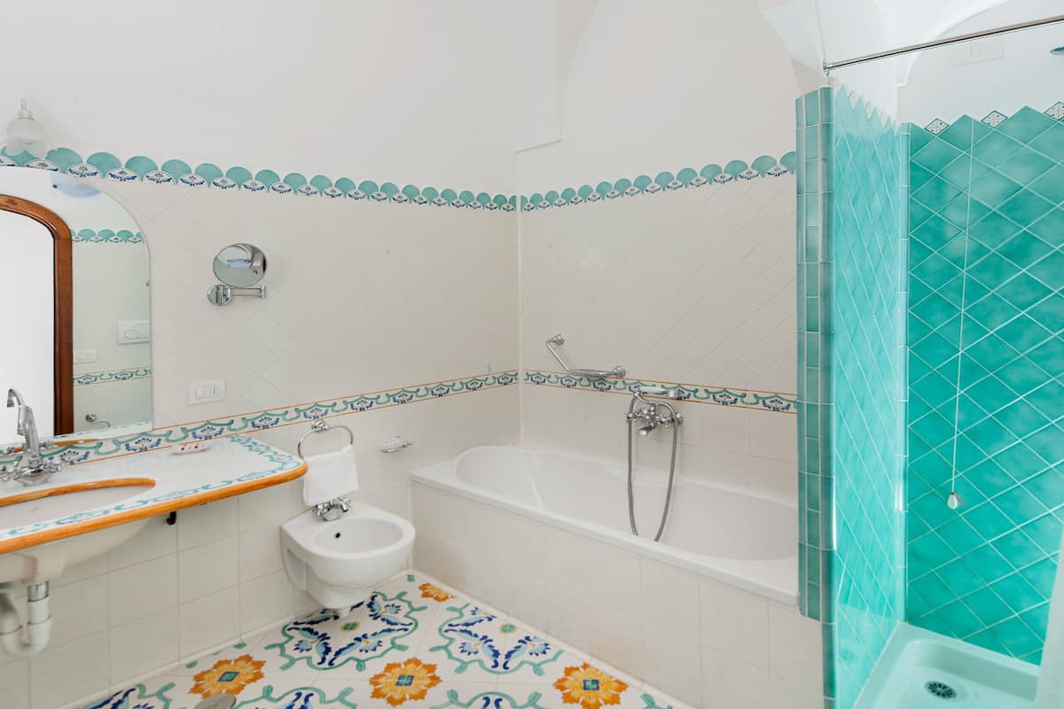 quadruple room | bathroom | combined shower/bathtub, free toiletries, hair dryer, bidet