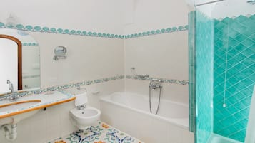 Camera quadrupla | Bagno | Combinazione doccia/vasca, set di cortesia gratuito, asciugacapelli