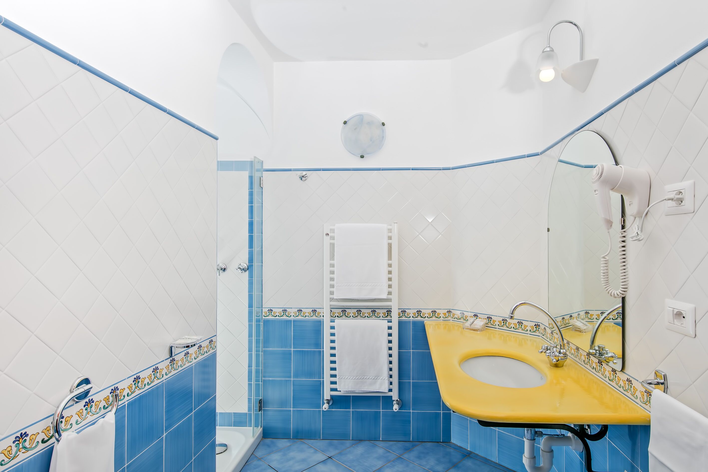 combined shower/bathtub, free toiletries, hair dryer, bidet