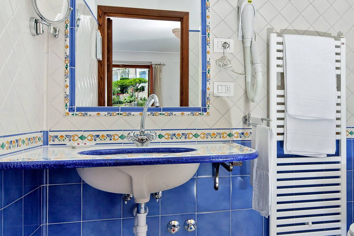 superior room, terrace, partial sea view | bathroom | combined shower/bathtub, free toiletries, hair dryer, bidet