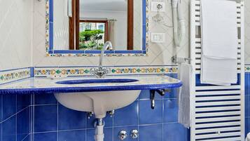 Chambre Supérieure, terrasse, vue partielle sur la mer | Salle de bain | Ensemble douche/baignoire, articles de toilette gratuits, sèche-cheveux
