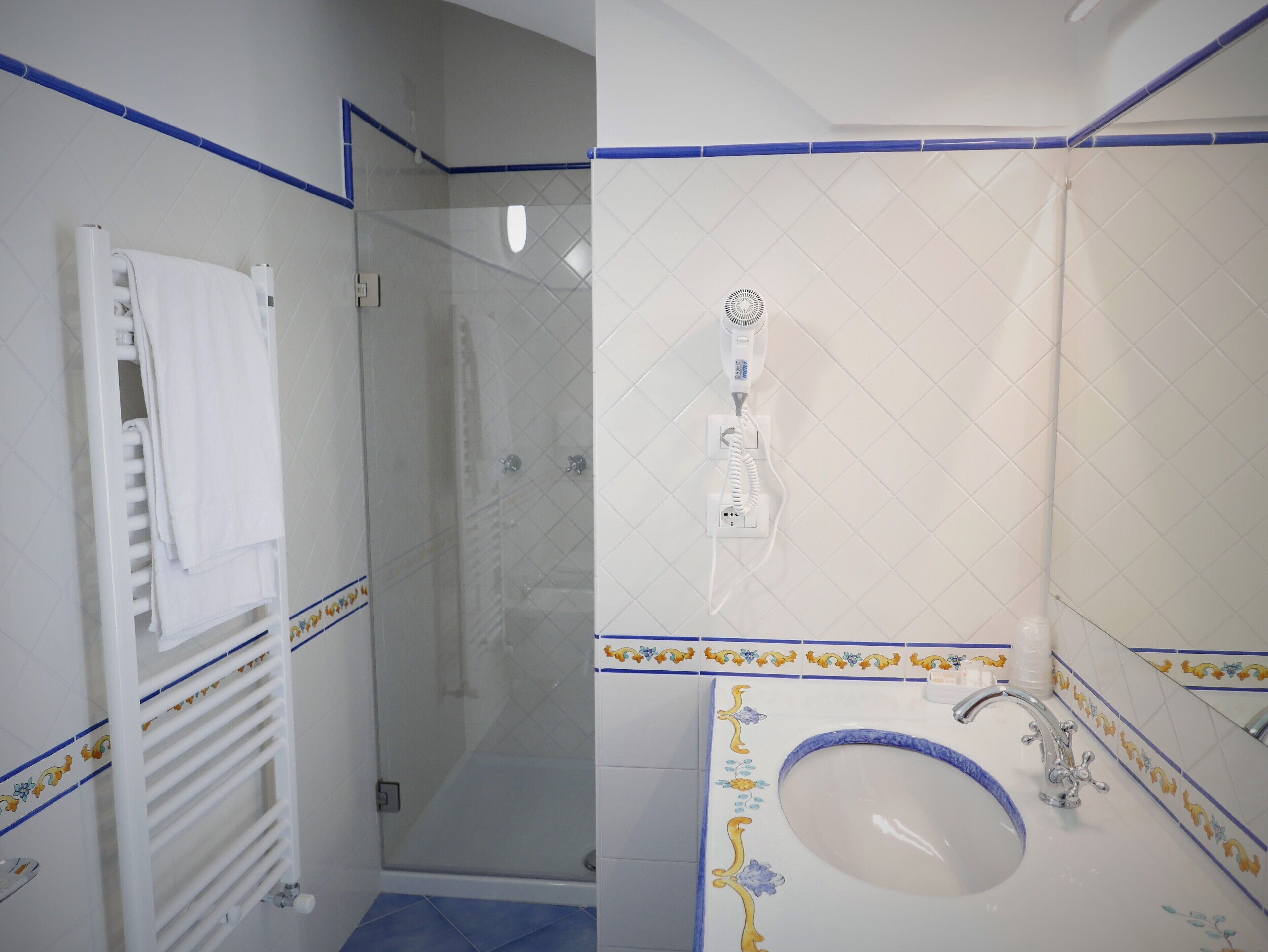 combined shower/bathtub, free toiletries, hair dryer, bidet