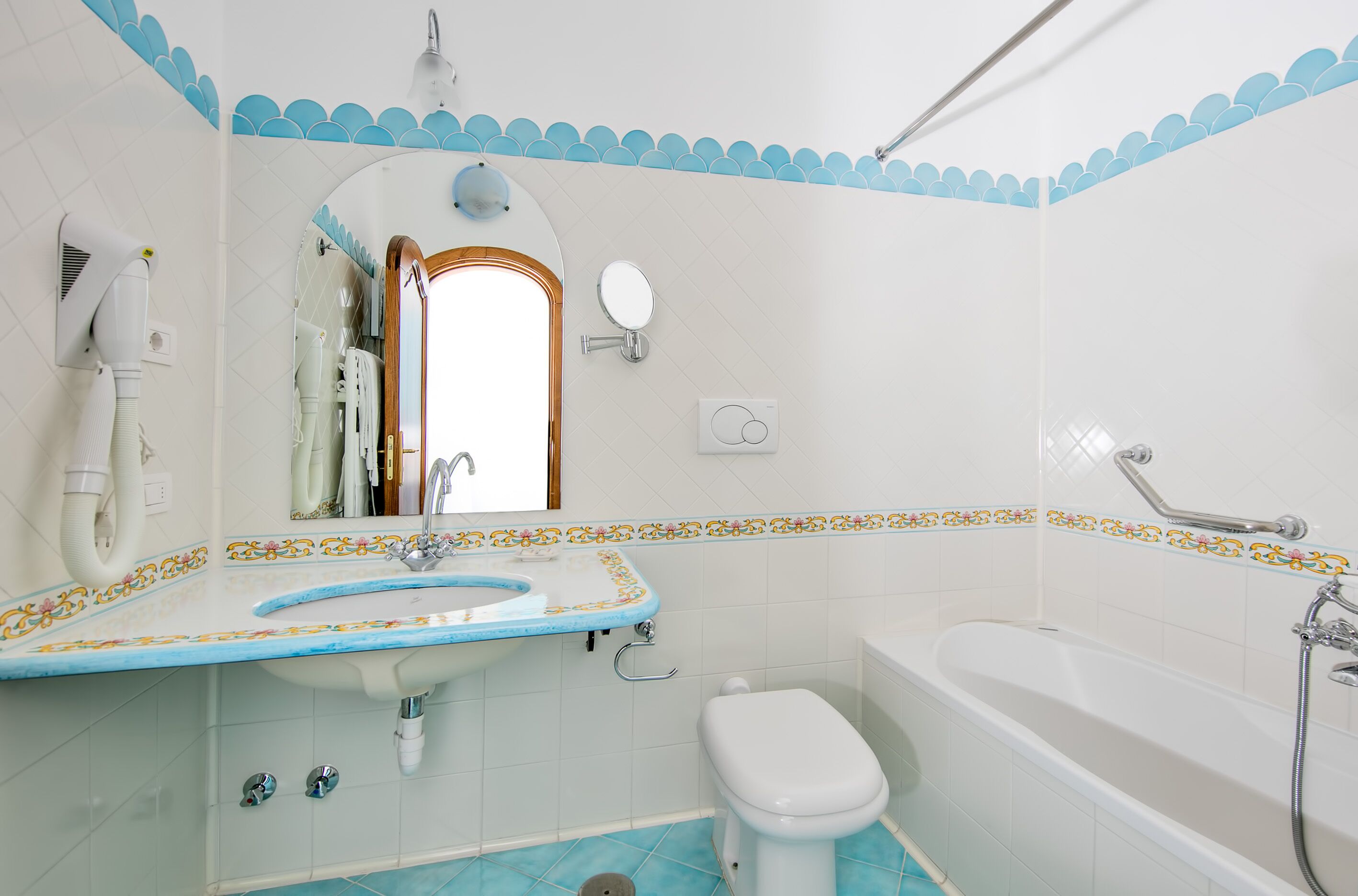 combined shower/bathtub, free toiletries, hair dryer, bidet