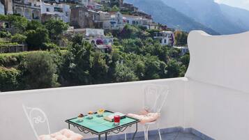 Habitación estándar con 1 cama doble o 2 individuales, vistas a la ciudad | Terraza o patio