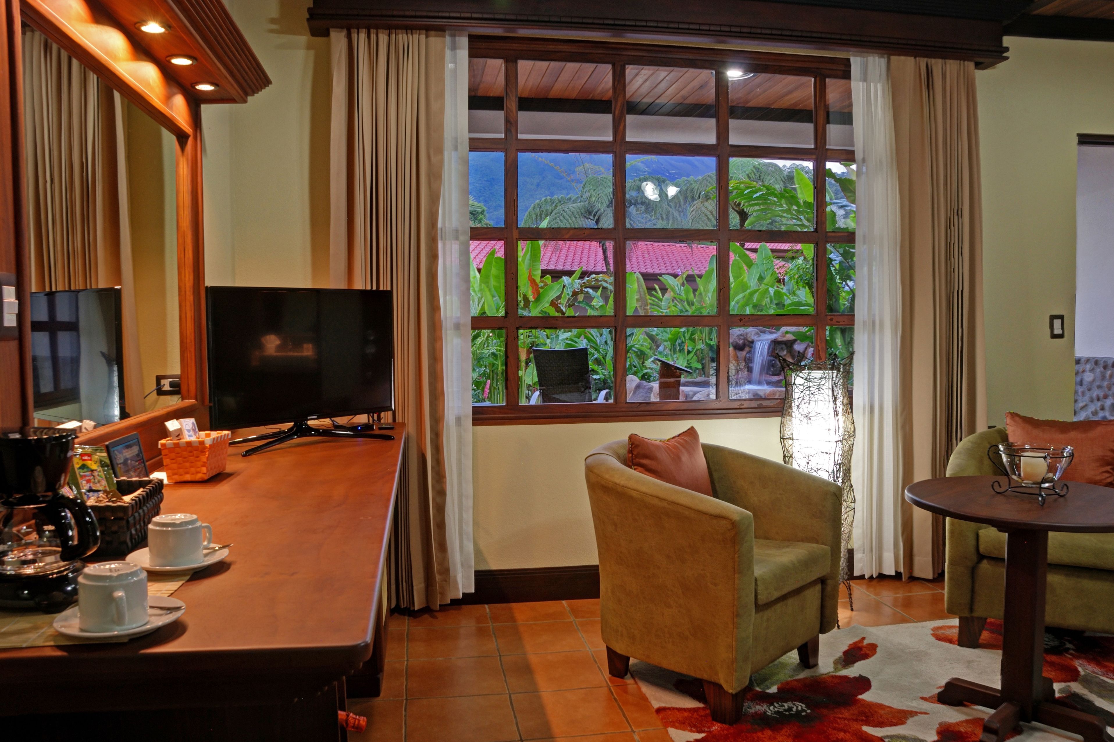 Junior tweepersoonskamer, 1 kingsize bed | Een kluis op de kamer, een bureau, verduisterende gordijnen