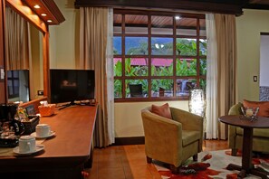 Junior-Doppelzimmer, 1 King-Bett | Zimmersafe, Schreibtisch, Verdunkelungsvorhänge, Bügeleisen/Bügelbrett