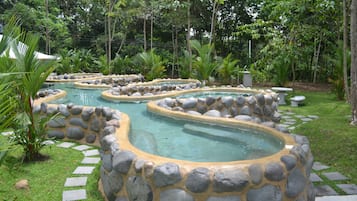 4 Außenpools, Sonnenschirme, Liegestühle