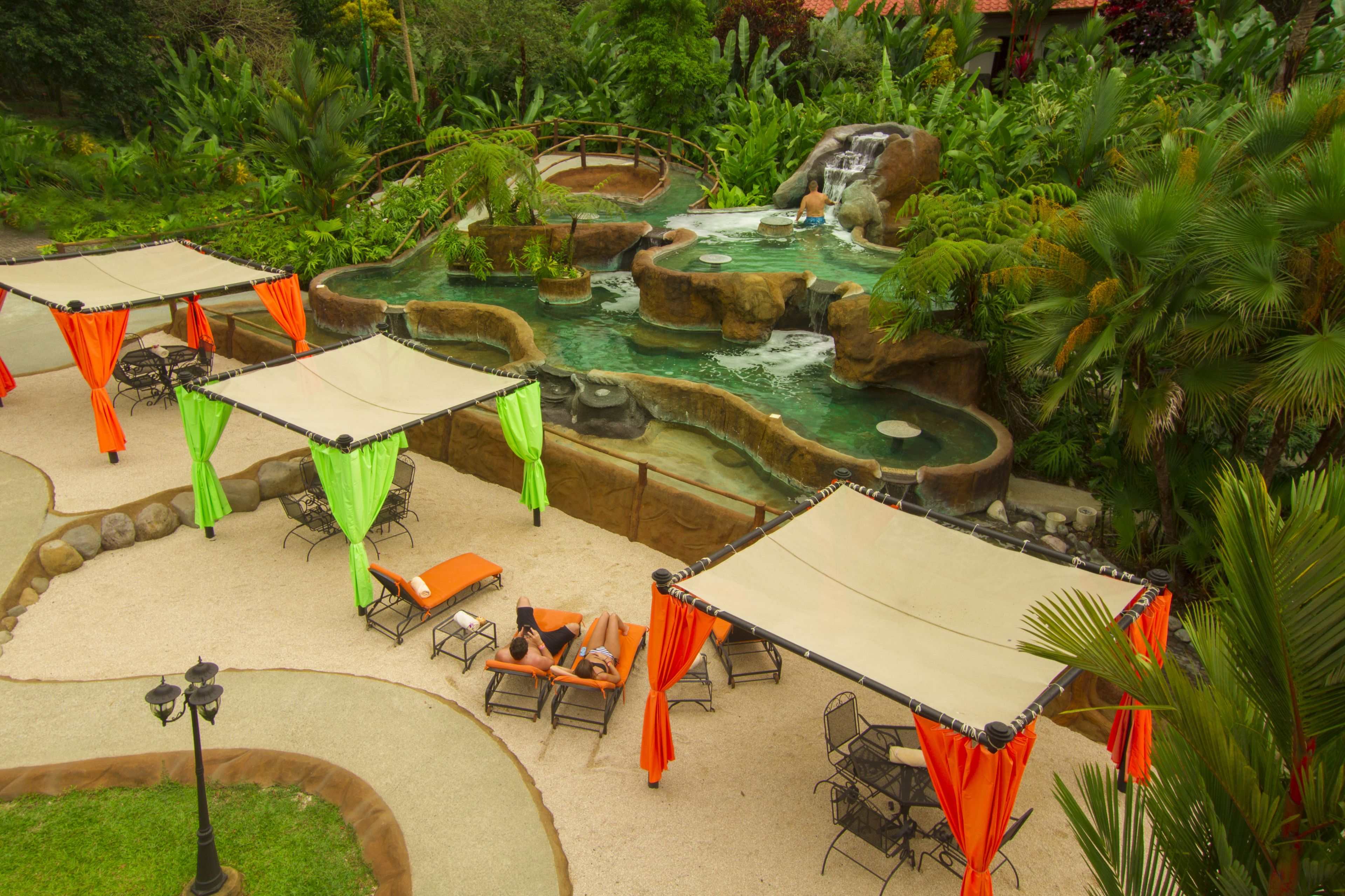 4 buitenzwembaden, parasols bij het zwembad en ligstoelen