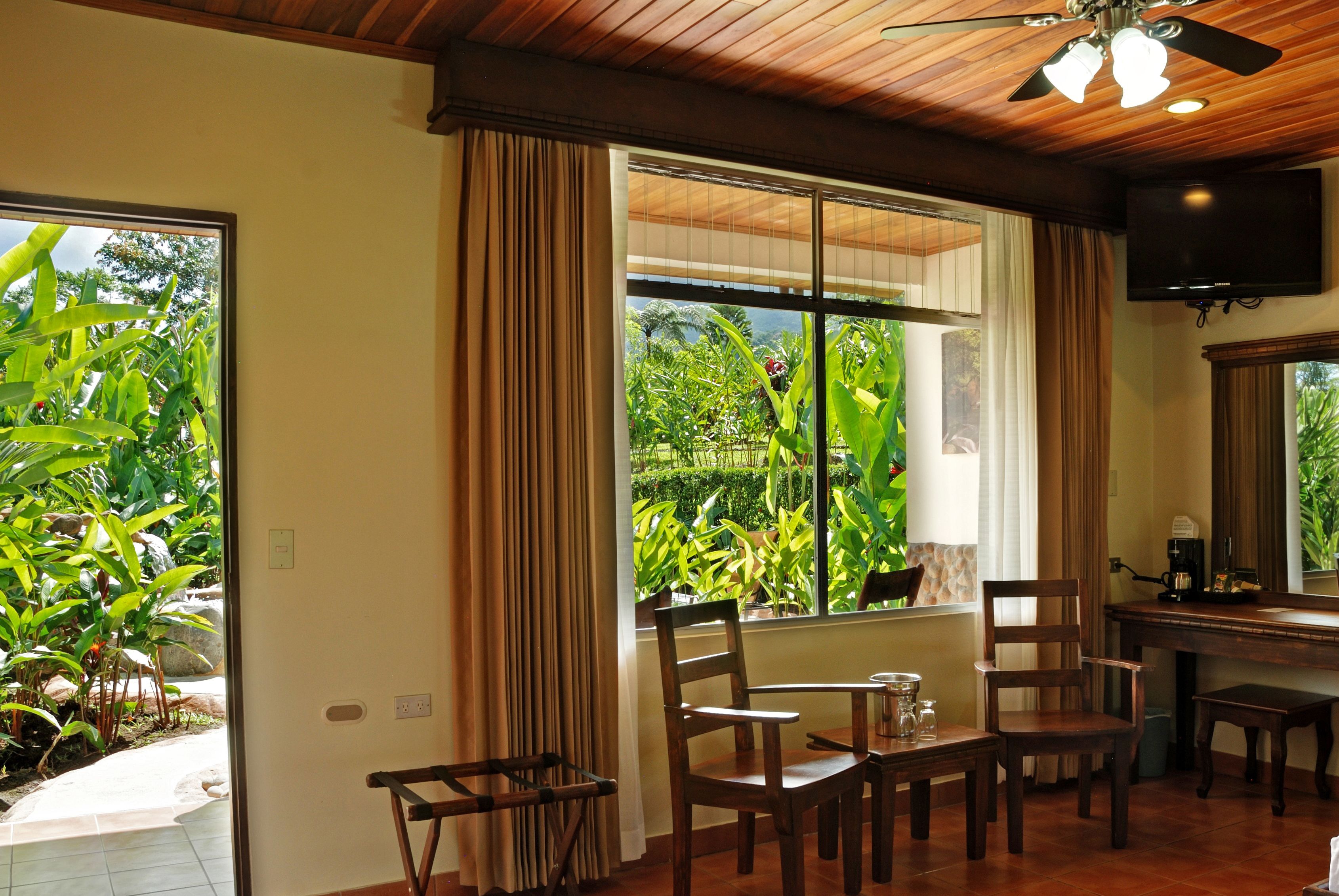 Superior Room, 1 Katil Raja (King) (Thermal) | Ruang tamu | 32 inci televisyen LCD dengan digital, TV 