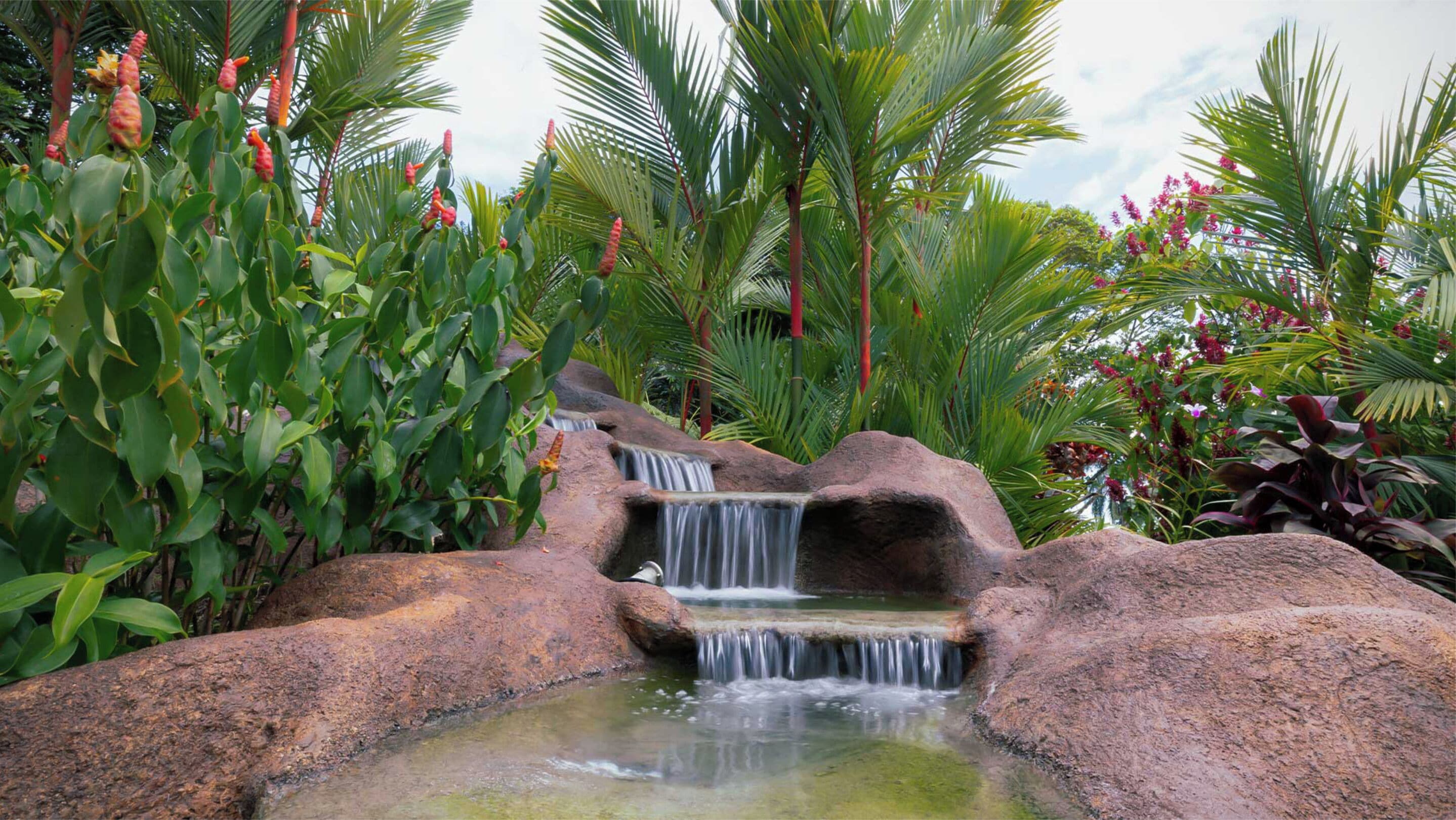 4 buitenzwembaden, parasols bij het zwembad en ligstoelen