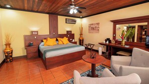 Junior-Doppelzimmer, 1 King-Bett | Zimmersafe, Schreibtisch, Verdunkelungsvorhänge, Bügeleisen/Bügelbrett