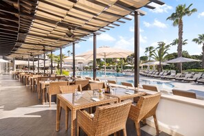 2 restaurants; breakfast, lunch and dinner served  - Wyndham Grand Algarve (Loulé)