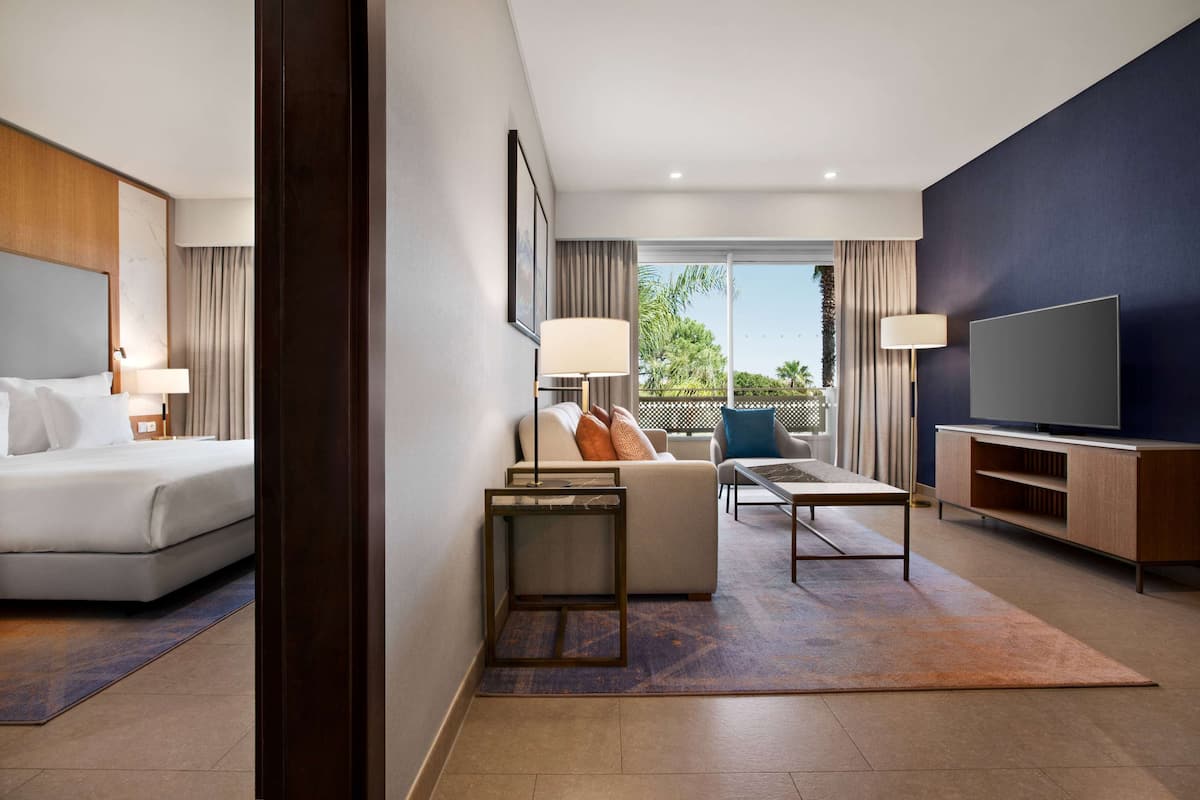 Two Bedroom Sunset Suite | Área de sala de estar | Televisión de 36 pulgadas con canales por cable