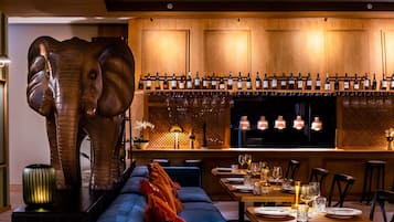 2 restaurants; breakfast, lunch, and dinner served