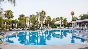 2 utendørsbassenger, bassengparasoller og solsenger