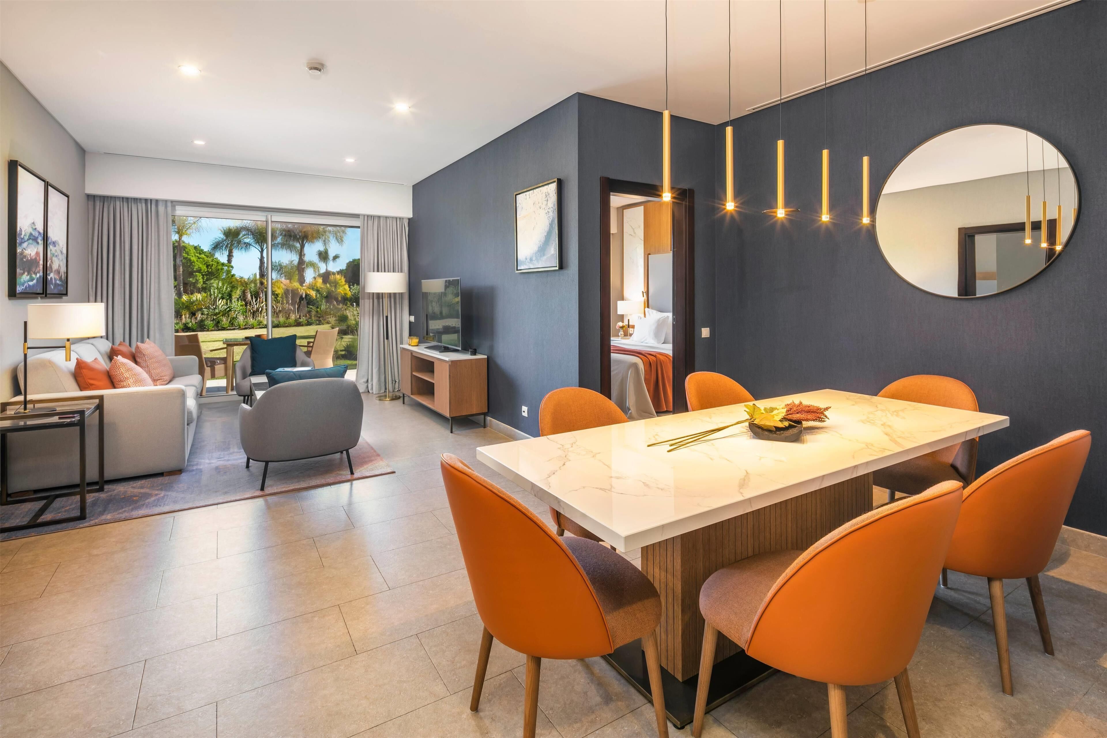 Two Bedroom Sunrise Suite | Wohnbereich | 36-Zoll-Fernseher mit Kabelempfang