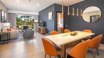 Two Bedroom Sunrise Suite | Coin séjour | Télévision de 36 pouces avec chaßnes par cùble