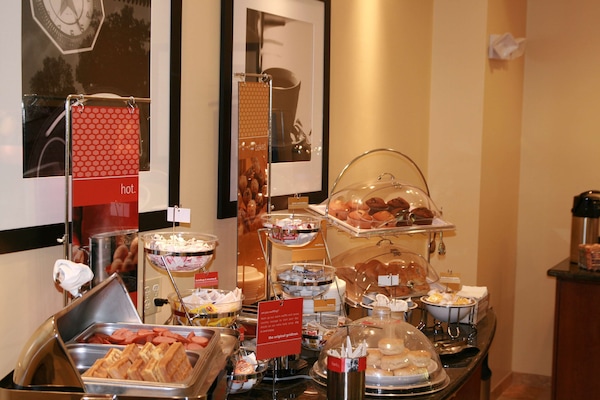 Café da manhã com buffet grátis todos os dias