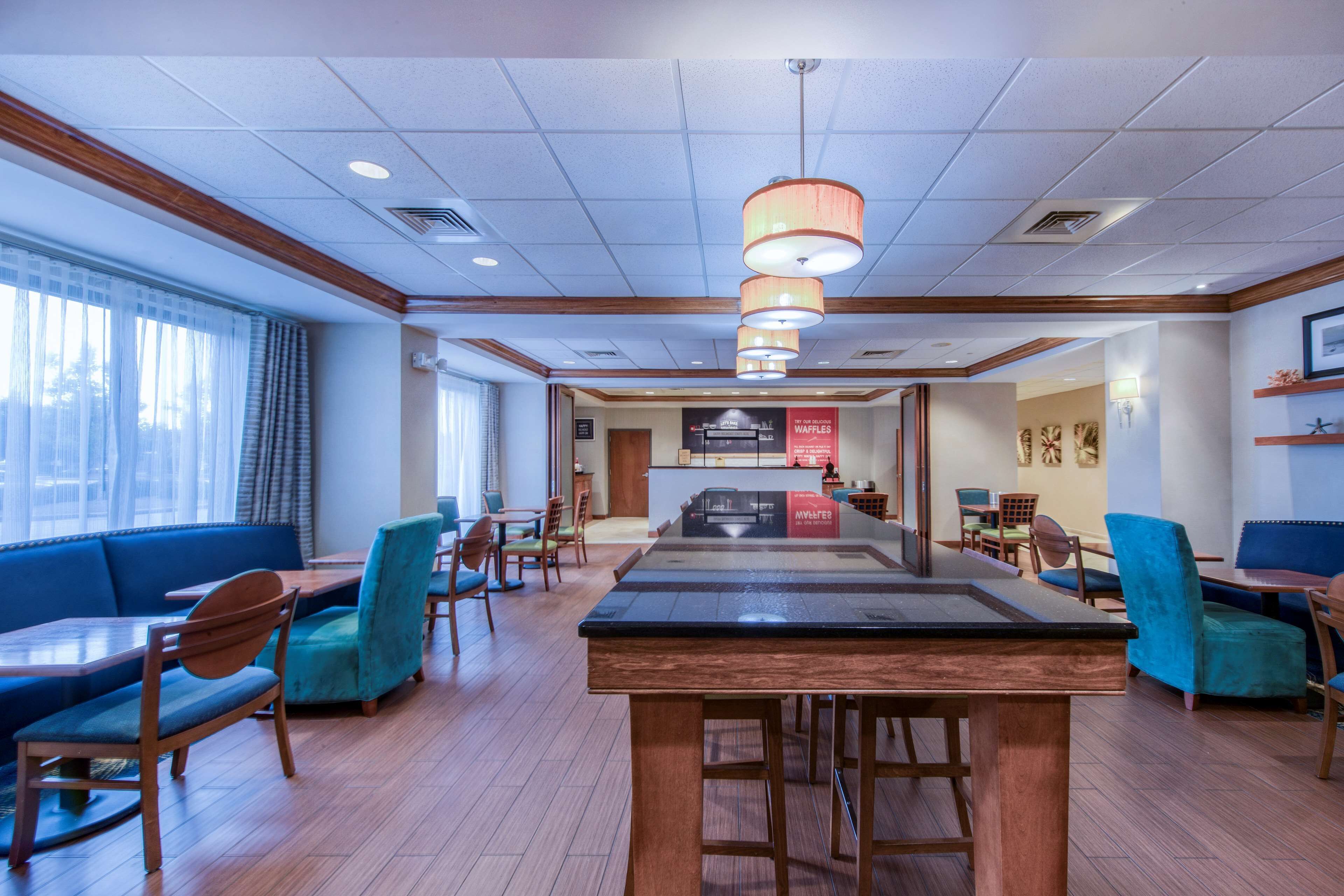 朝食 (ビュッフェ)、毎日提供 (無料)