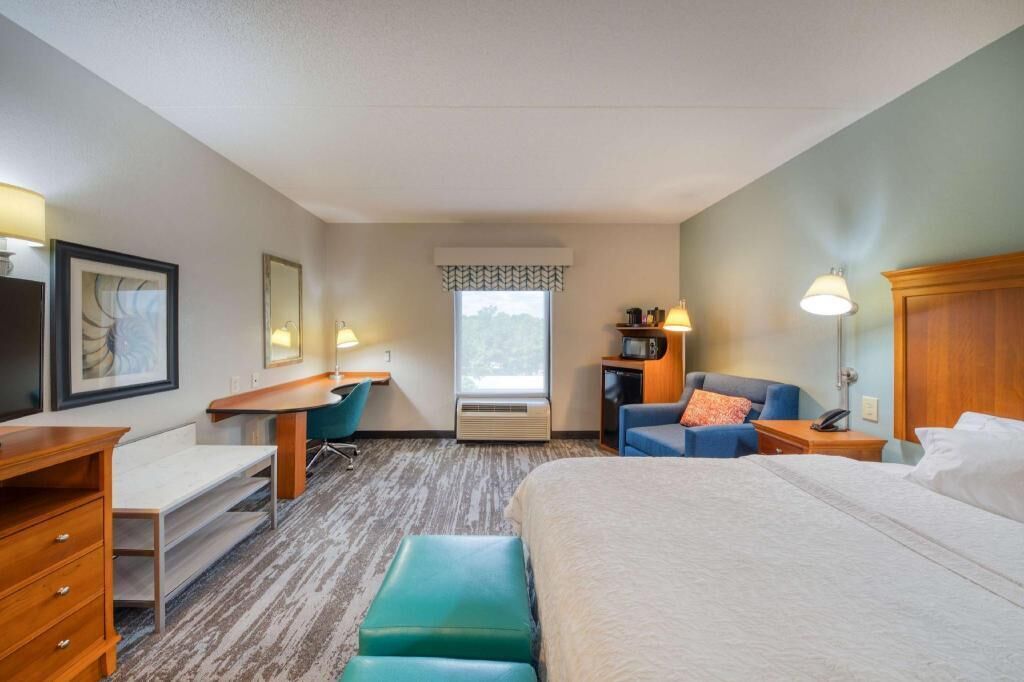 Luxe beddengoed, een bureau, verduisterende gordijnen
