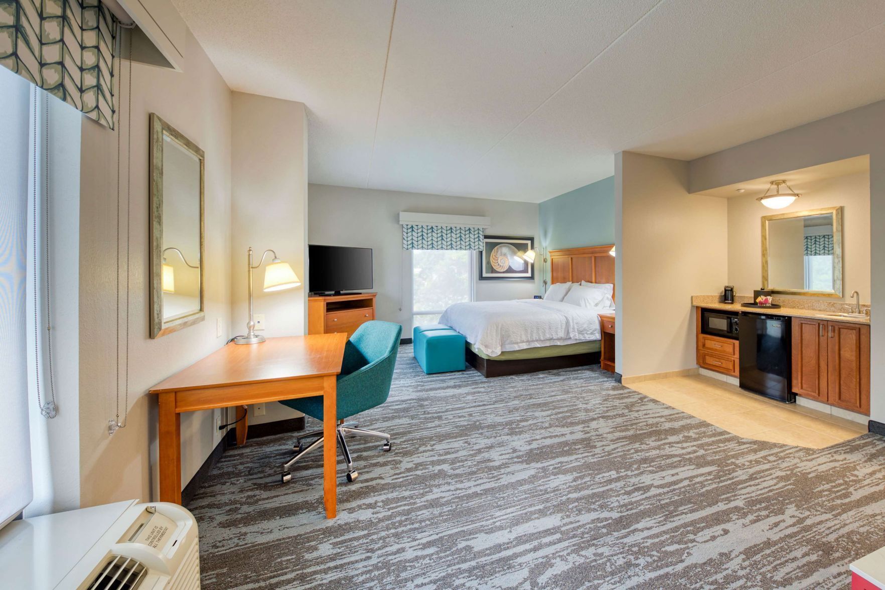 Luxe beddengoed, een bureau, verduisterende gordijnen