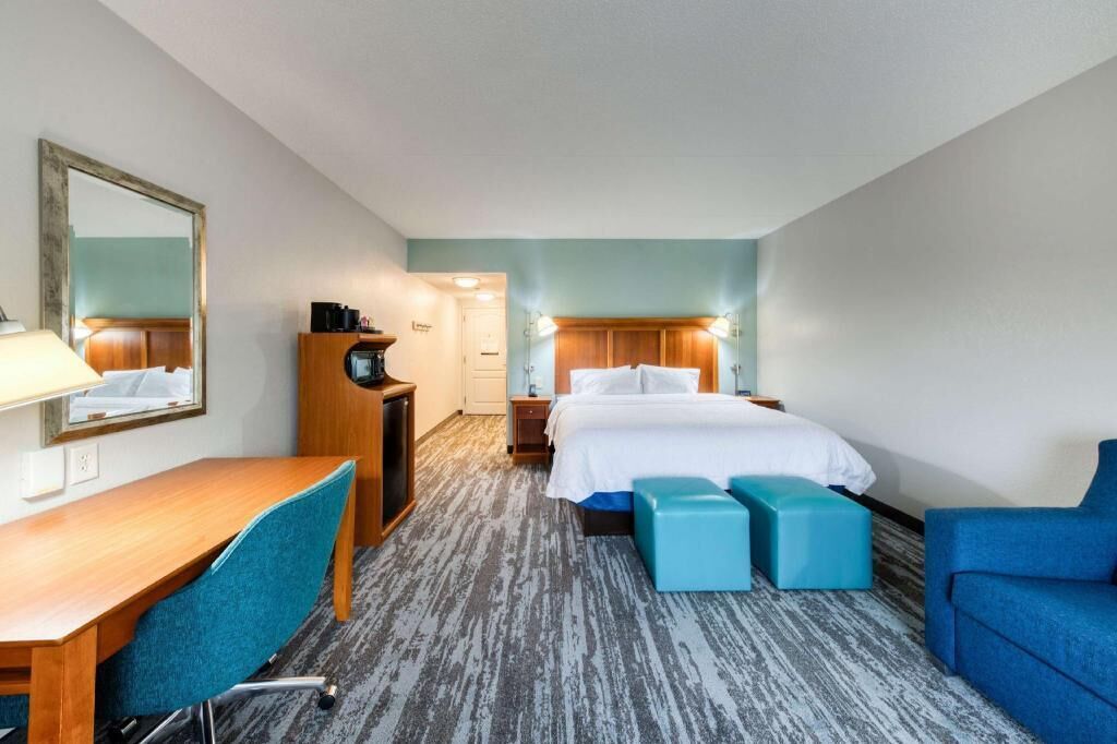 Luxe beddengoed, een bureau, verduisterende gordijnen