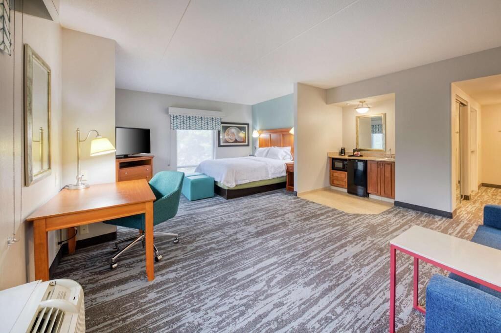 Luxe beddengoed, een bureau, verduisterende gordijnen