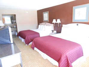 Premium bedding, down comforters, in-room safe, desk - Travelodge Flagstaff - NAU Conference Center (Flagstaff)
