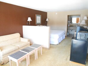 Living area - Travelodge Flagstaff - NAU Conference Center (Flagstaff)