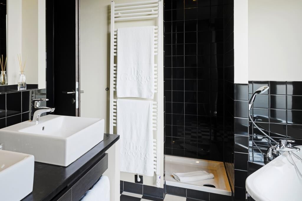 george junior suite | bathroom | shower, free toiletries, hair dryer, slippers