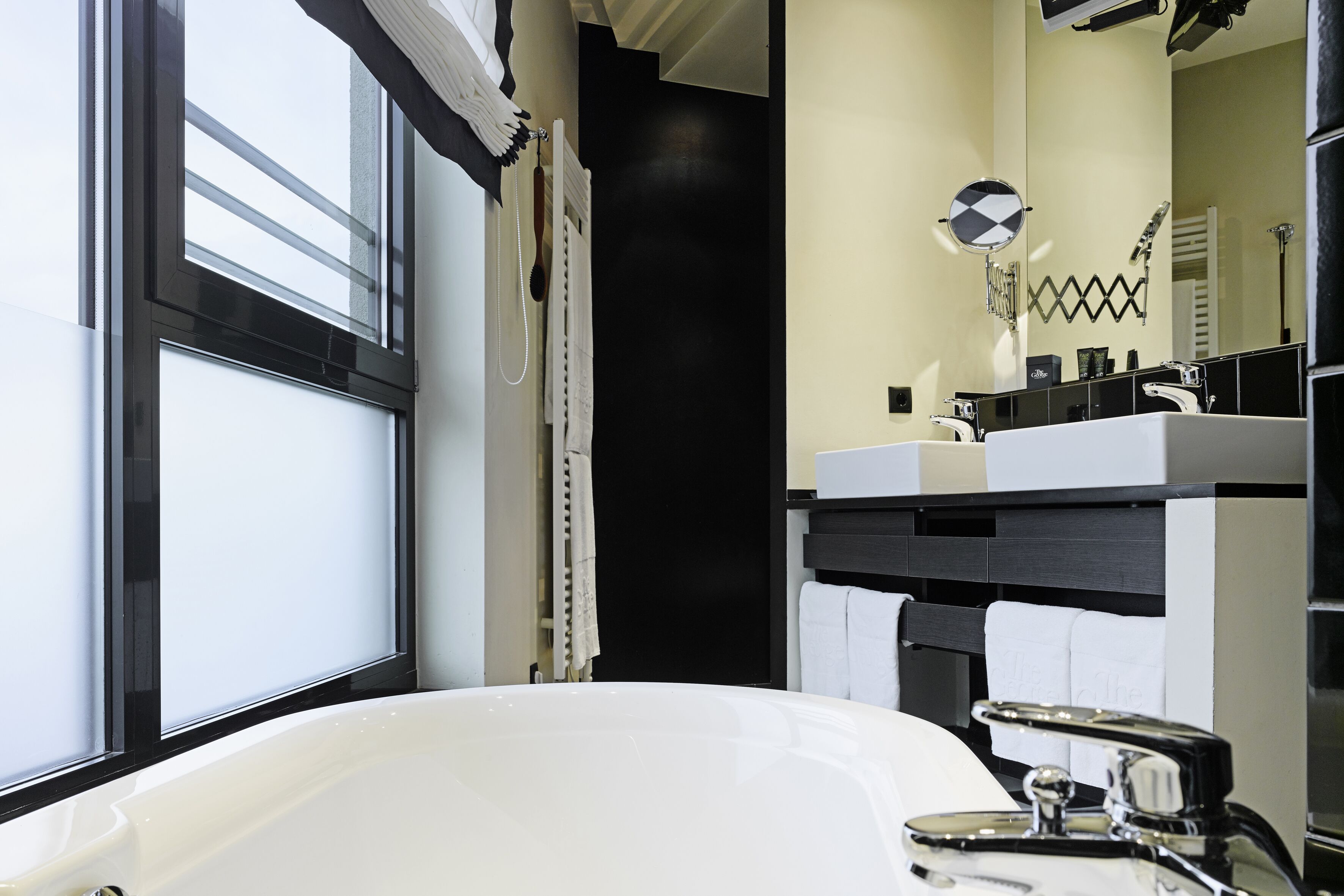 george junior suite | bathroom | shower, free toiletries, hair dryer, slippers