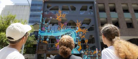 Un edificio con un mural colorido y un cartel que dice "lyLo".