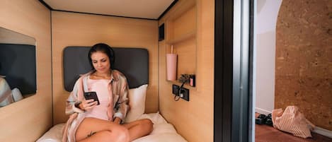 低刺激性寝具、セレクト コンフォート製ベッド、セーフティボックス (室内)、遮光カーテン