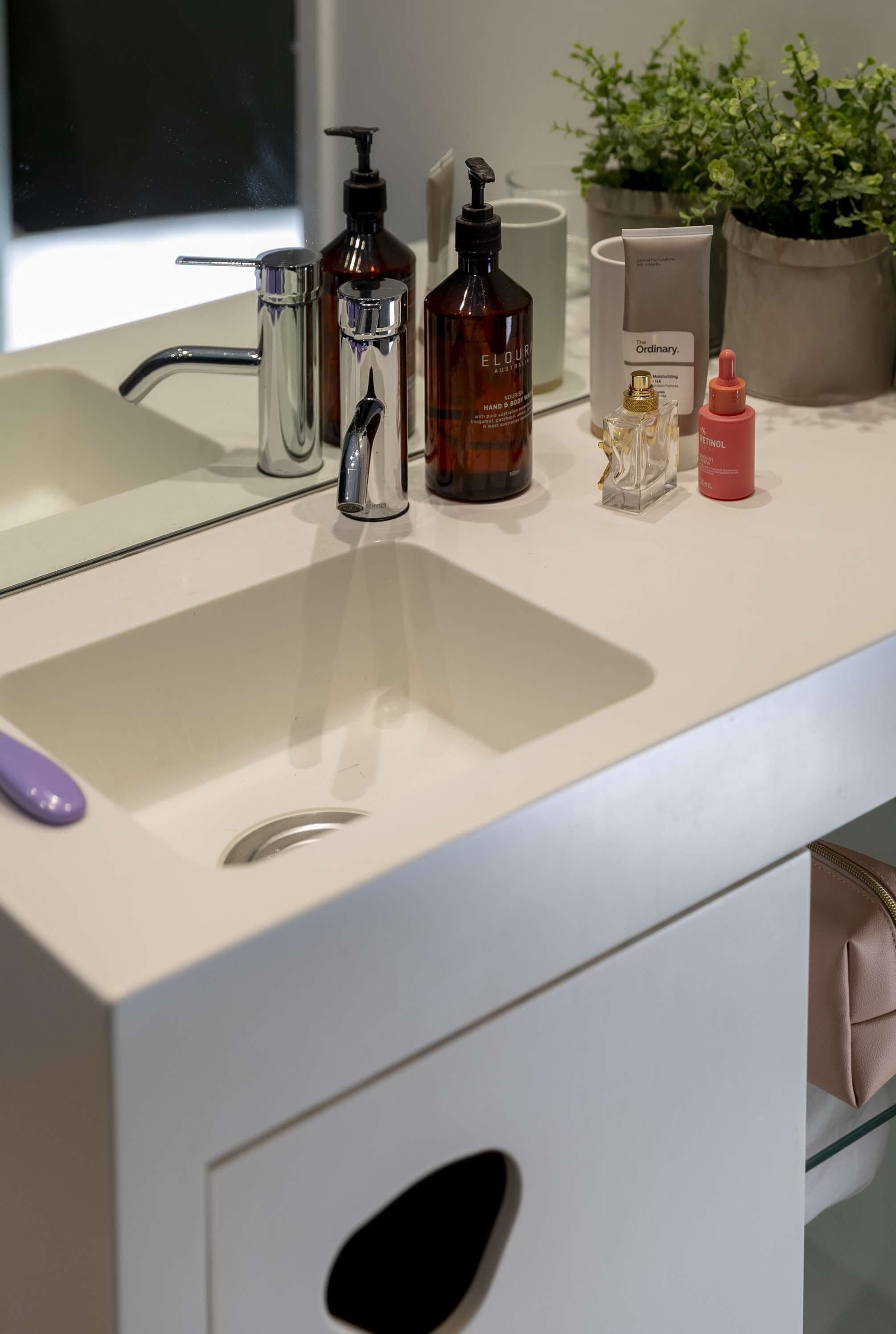 shower, hydromassage showerhead, towels