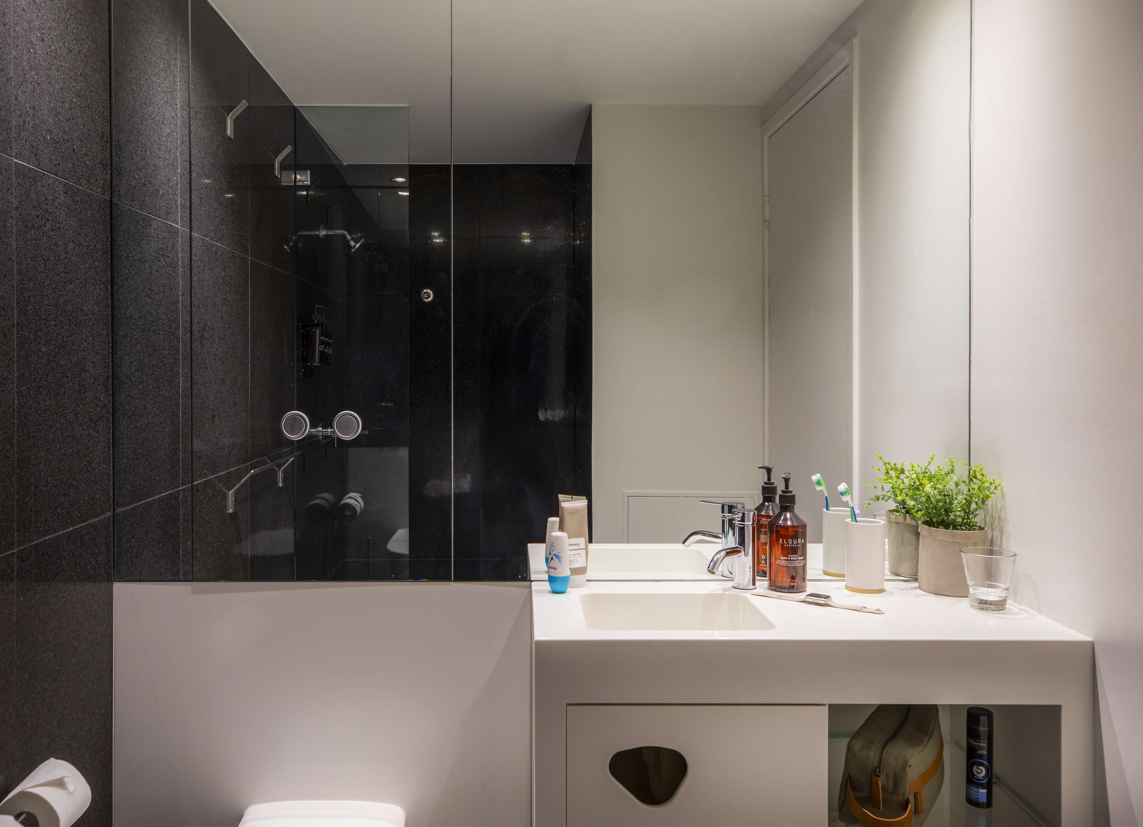 shower, hydromassage showerhead, towels