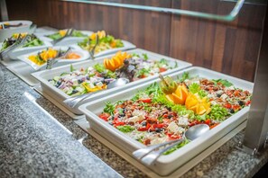 A buffet with various salads and vegetables. - Premier Krakow Hotel (Kraków)