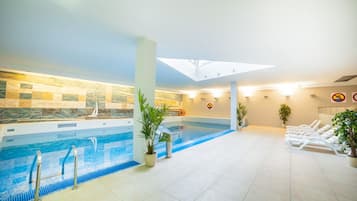 Piscine couverte, chaises longues