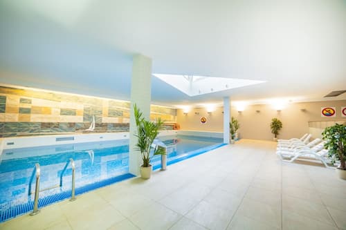 Piscine intérieure, chaises longues