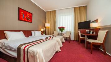Classic Room, 2 Twin Beds, Non Smoking | In-room safe, desk, laptop workspace, soundproofing
