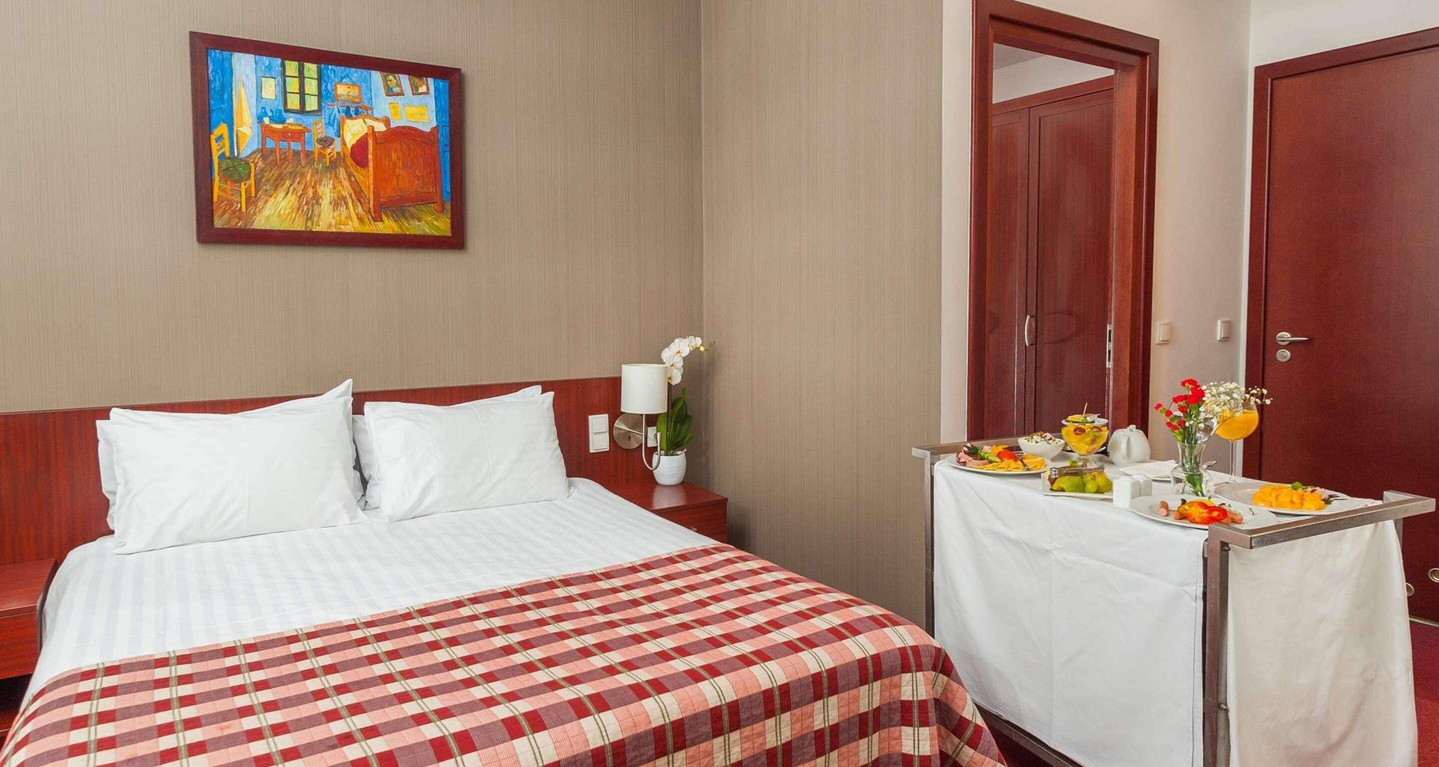 in-room safe, desk, laptop workspace, soundproofing