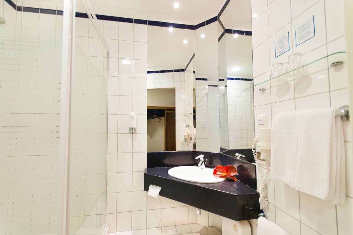 Regadera, amenidades de baño gratuitas, secadora de cabello, batas