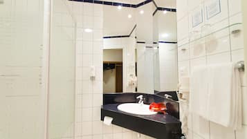 Buồng tắm vòi sen, đồ dùng nhà tắm miễn phí, máy sấy tóc
