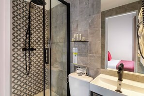 Chambre familiale | Salle de bain | Douche, articles de toilette (gratuits), séchoir à cheveux
