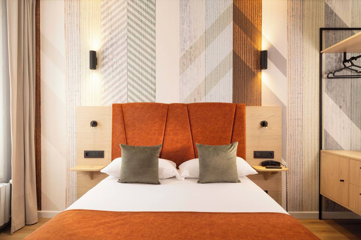 Triple Room Atelier Eiffel | Desk, WiFi (free), bed sheets