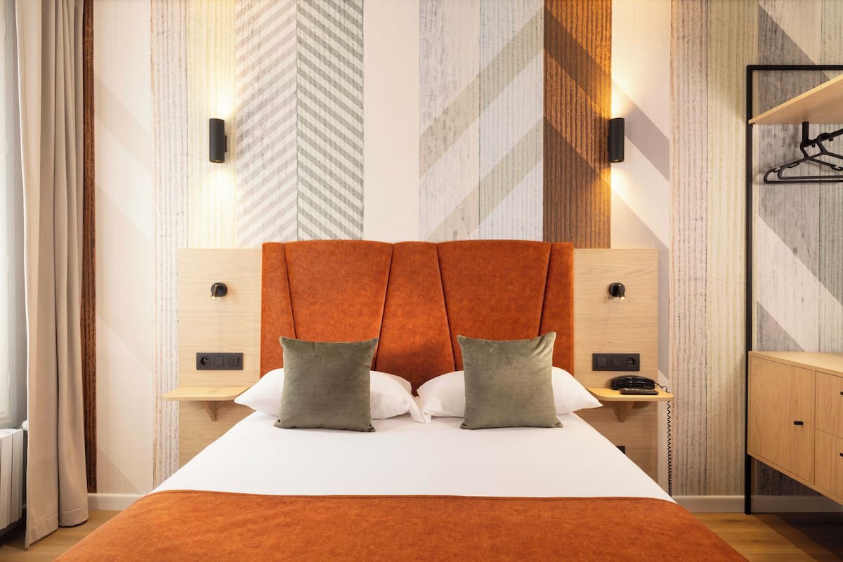 Triple Room Atelier Eiffel | Desk, free WiFi, bed sheets, wheelchair access